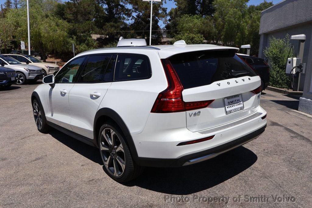 2026 Volvo V60 Cross Country B5 Plus photo 2