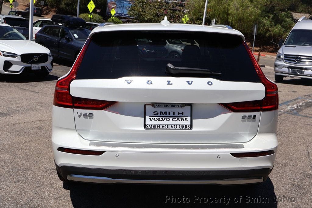 2026 Volvo V60 Cross Country B5 Plus photo 3
