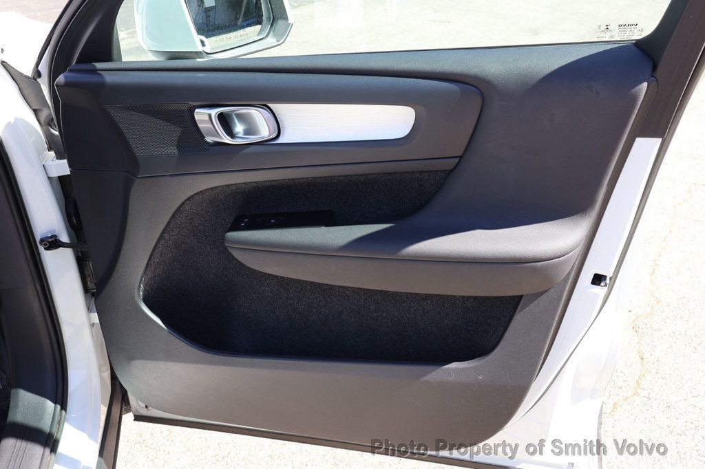 2022 Volvo XC40 Momentum - Photo 17