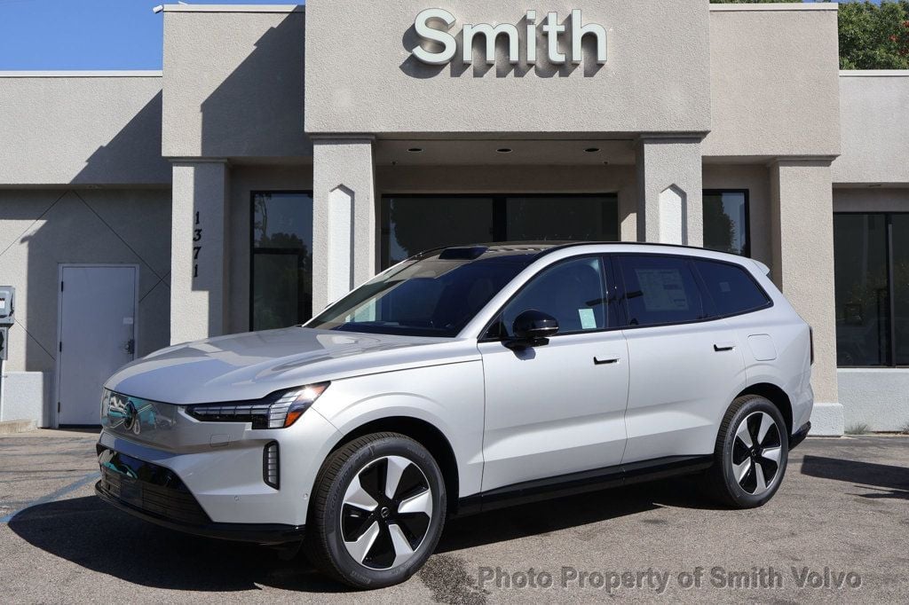 2025 Volvo EX90 Plus's photo