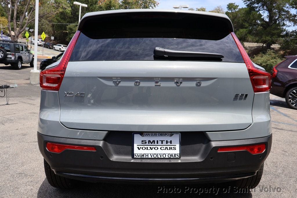 2025 Volvo XC40 Plus photo 3