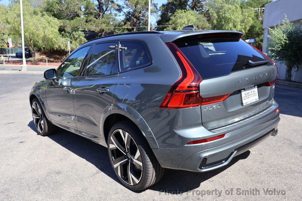 2026 Volvo XC60 Hybrid T8 photo 2