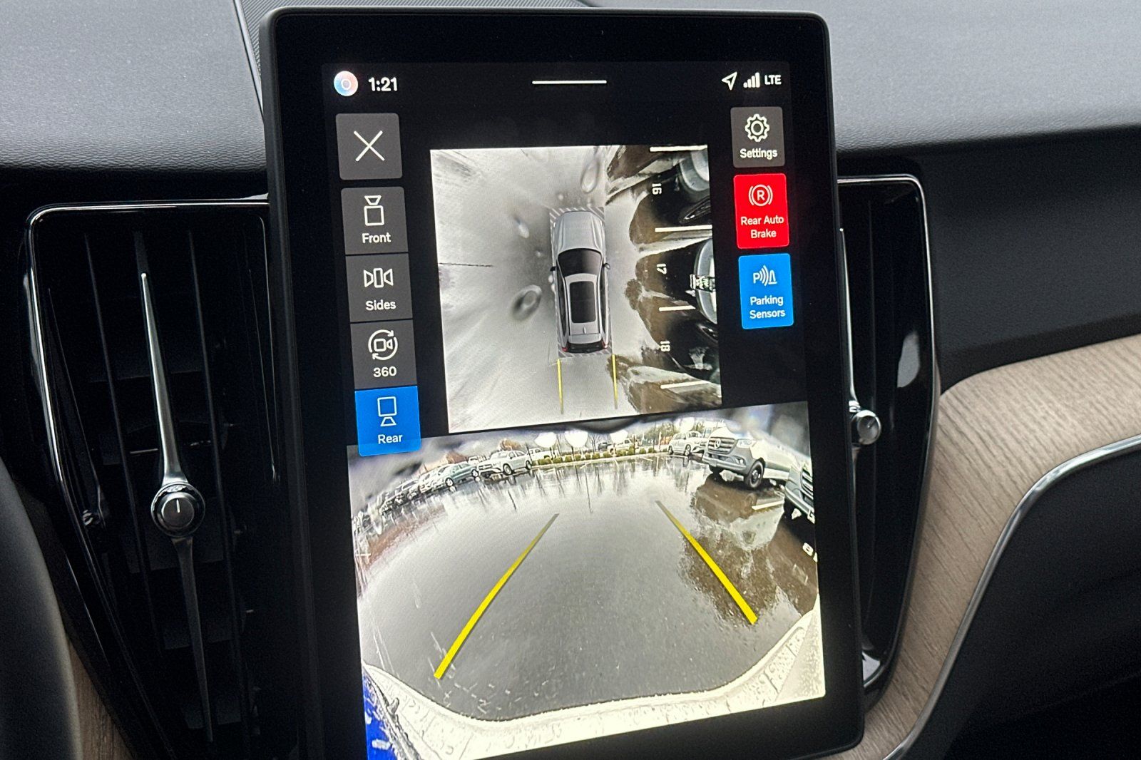 2026 Volvo XC60 Plus - Photo 18