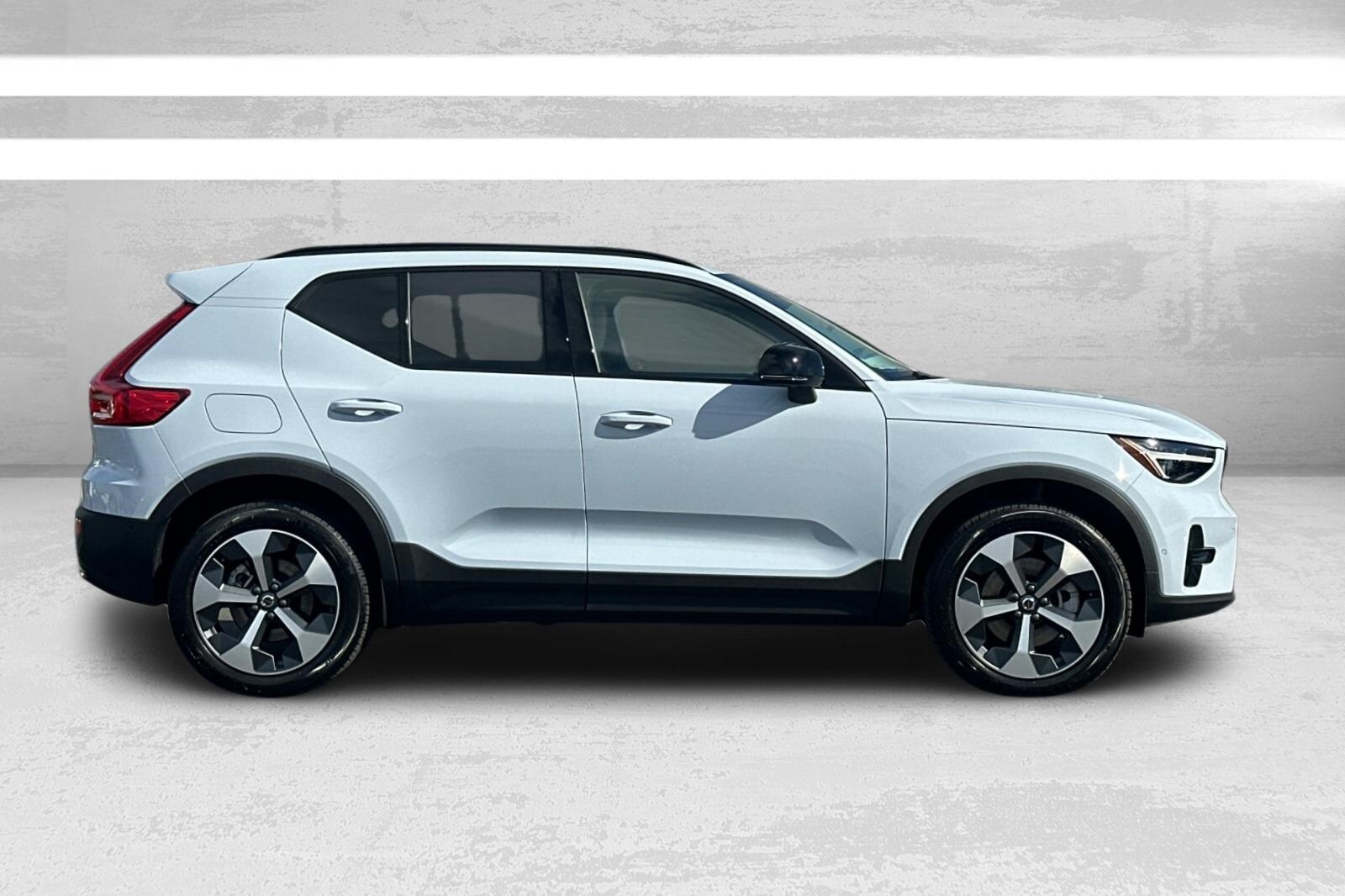 2026 Volvo XC40 Plus photo 2