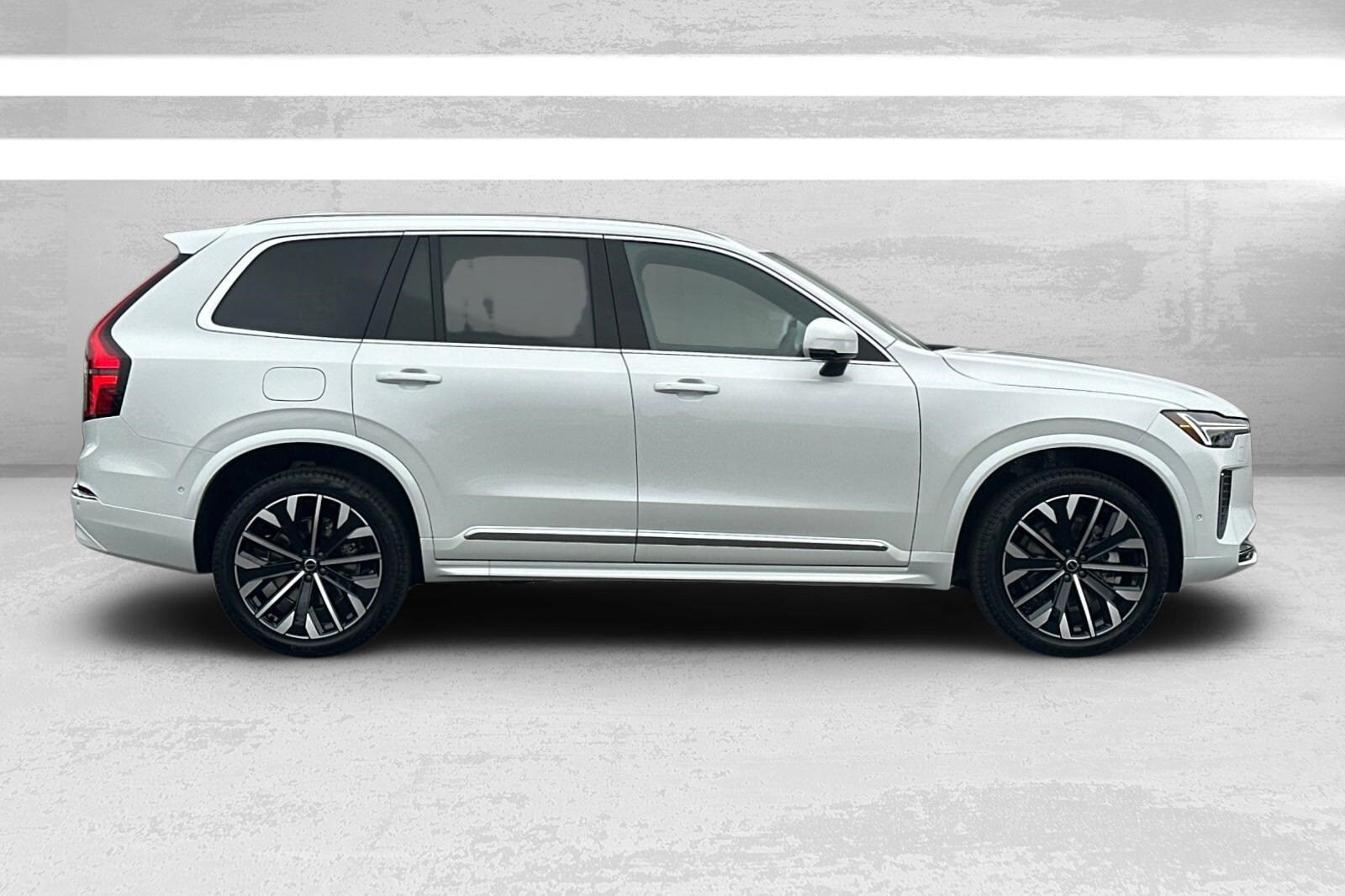 2026 Volvo XC90 Plus photo 2