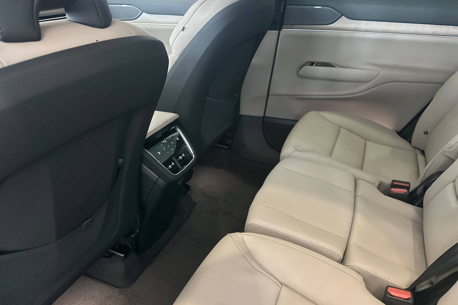 2025 Volvo EX90 Plus - Photo 9