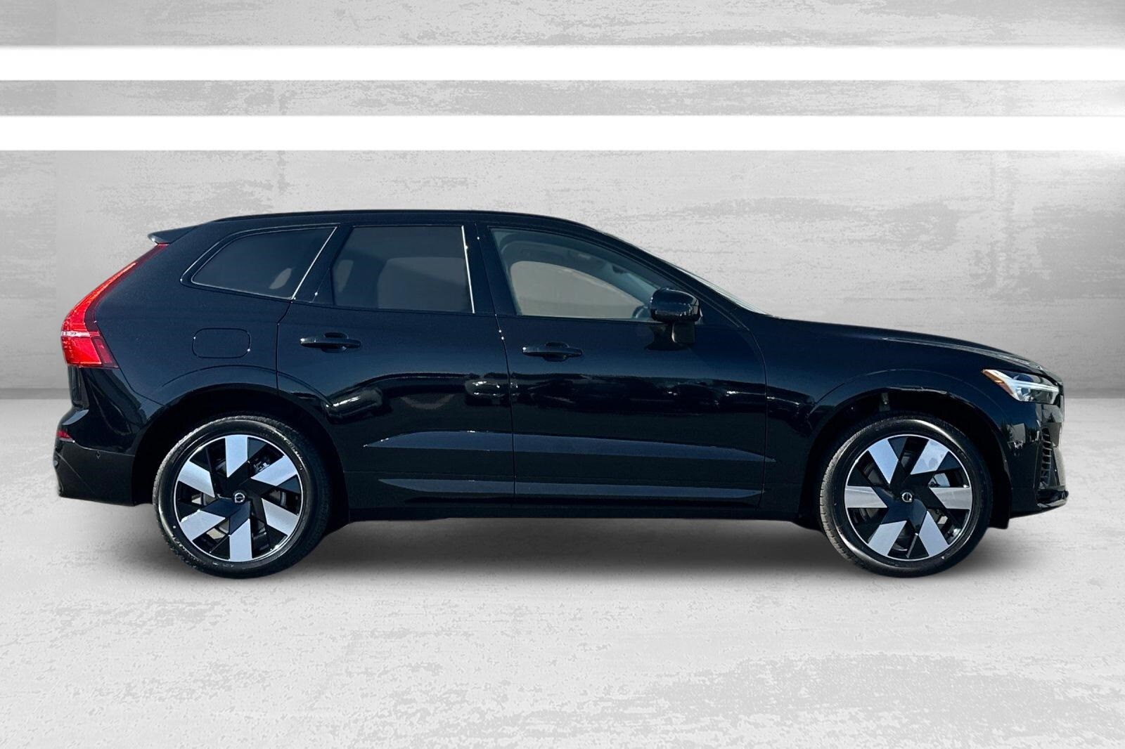 2025 Volvo XC60 Hybrid T8 Plus photo 3