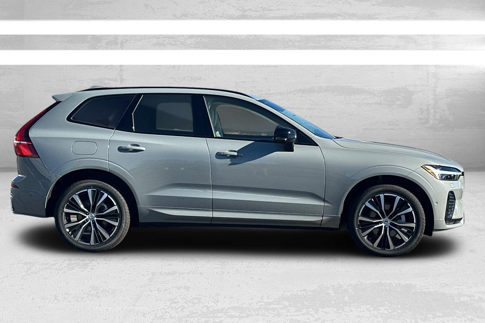 2025 Volvo XC60 B5 Plus photo 3