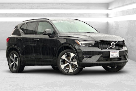 2025 Volvo XC40 B5 Plus Dark Theme SUV