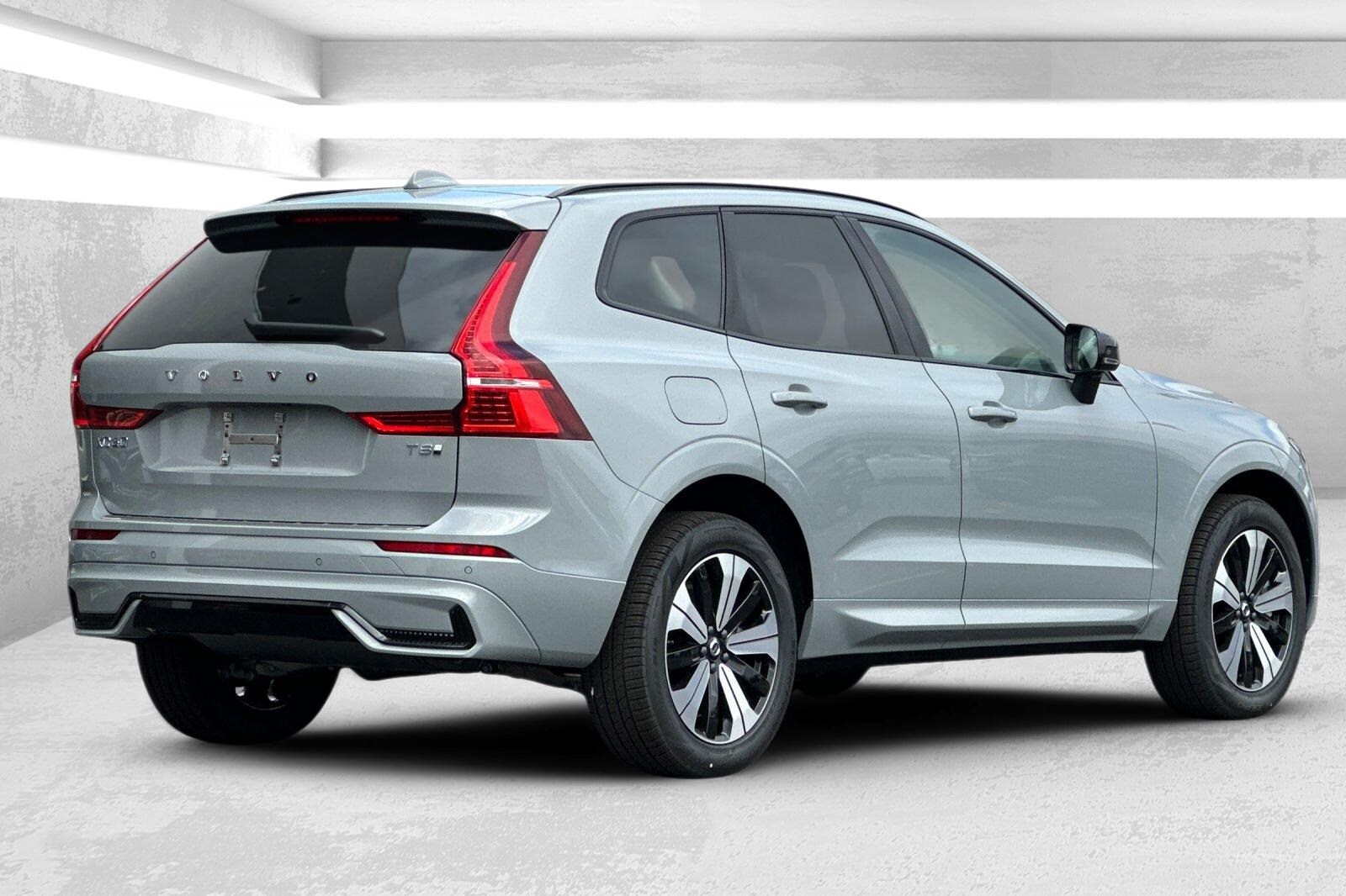 2025 Volvo XC60 Hybrid T8 Core eAWD photo 4