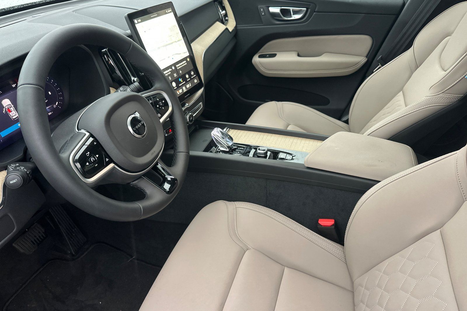 2026 Volvo XC60 Plus - Photo 9