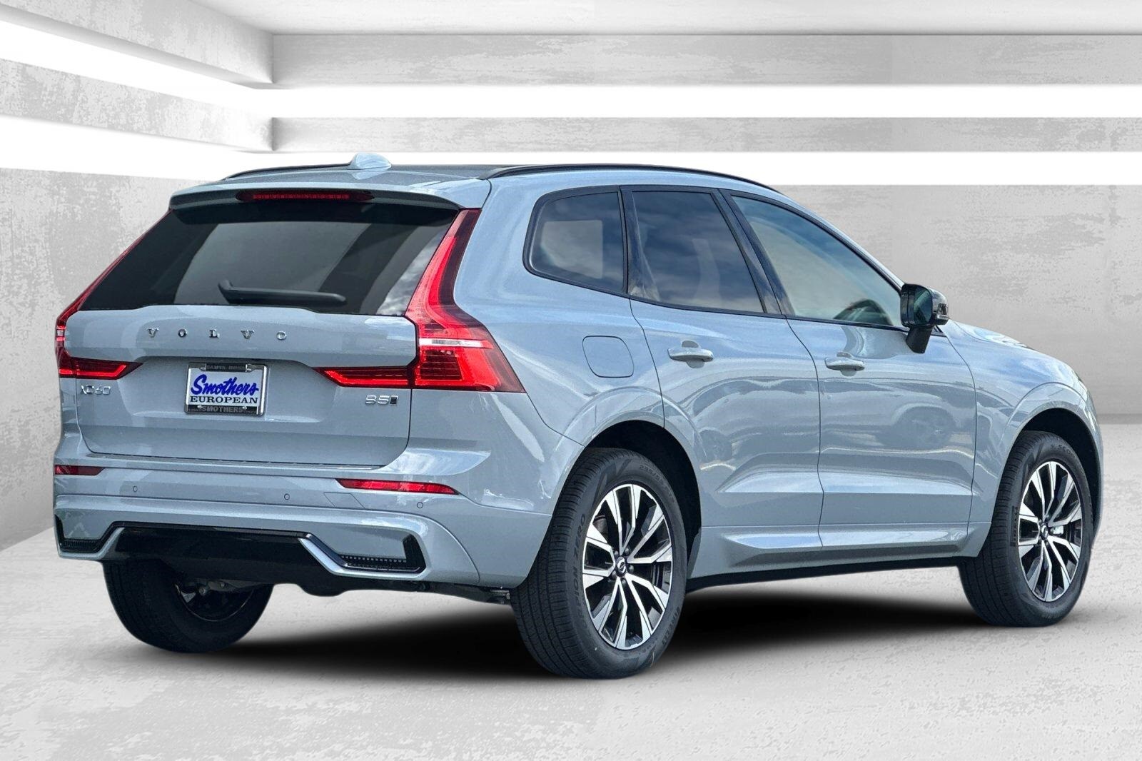 2025 Volvo XC60 B5 Core photo 2