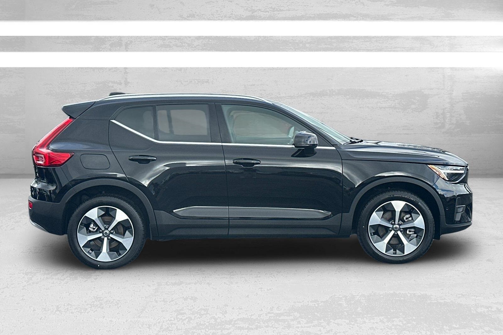 2025 Volvo XC40 Plus photo 2