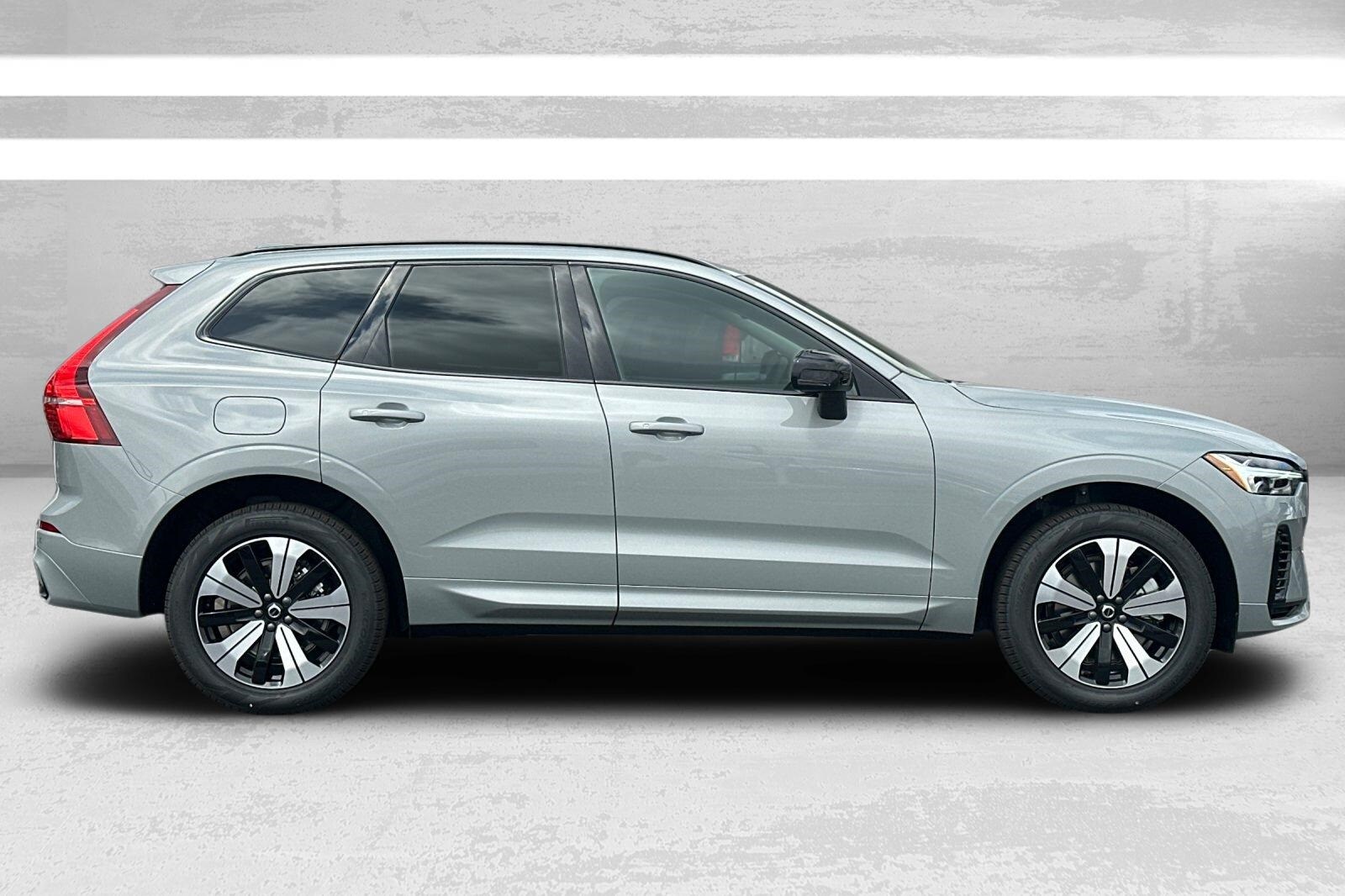 2025 Volvo XC60 Hybrid T8 Core eAWD photo 3