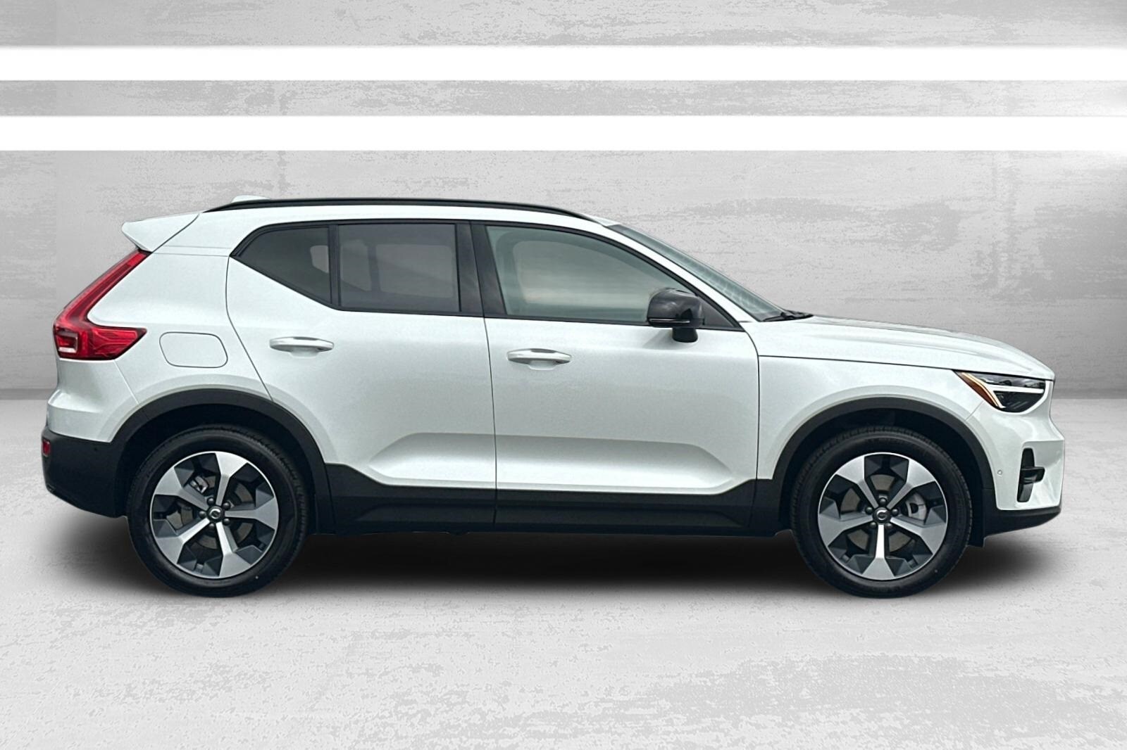 2026 Volvo XC40 Plus photo 2
