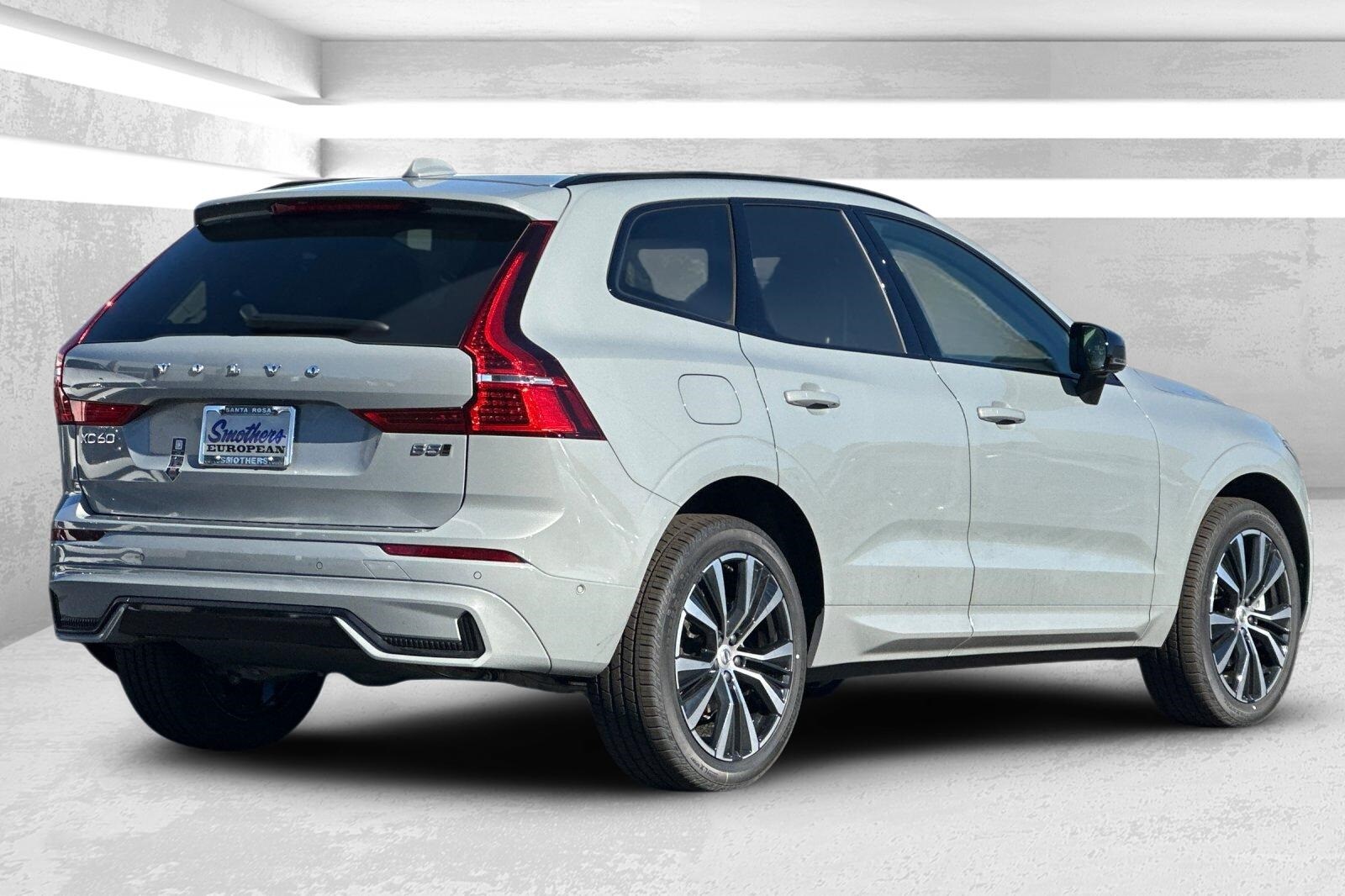 2025 Volvo XC60 B5 Plus photo 4