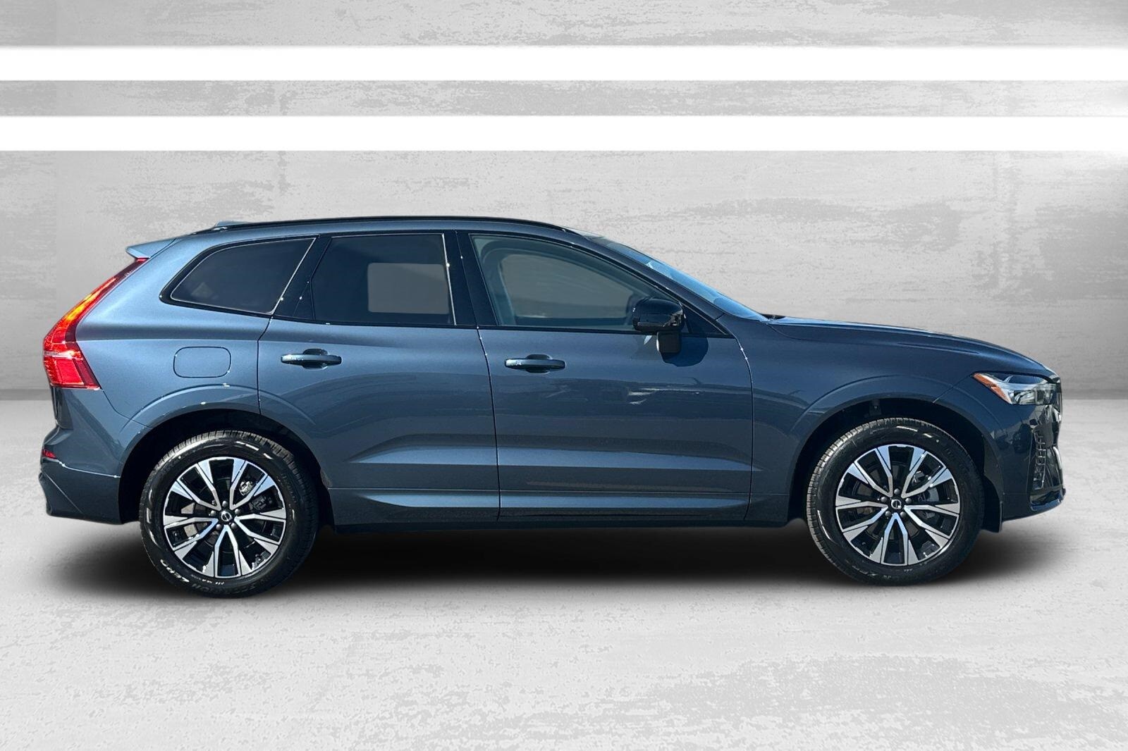 2025 Volvo XC60 B5 Core photo 3