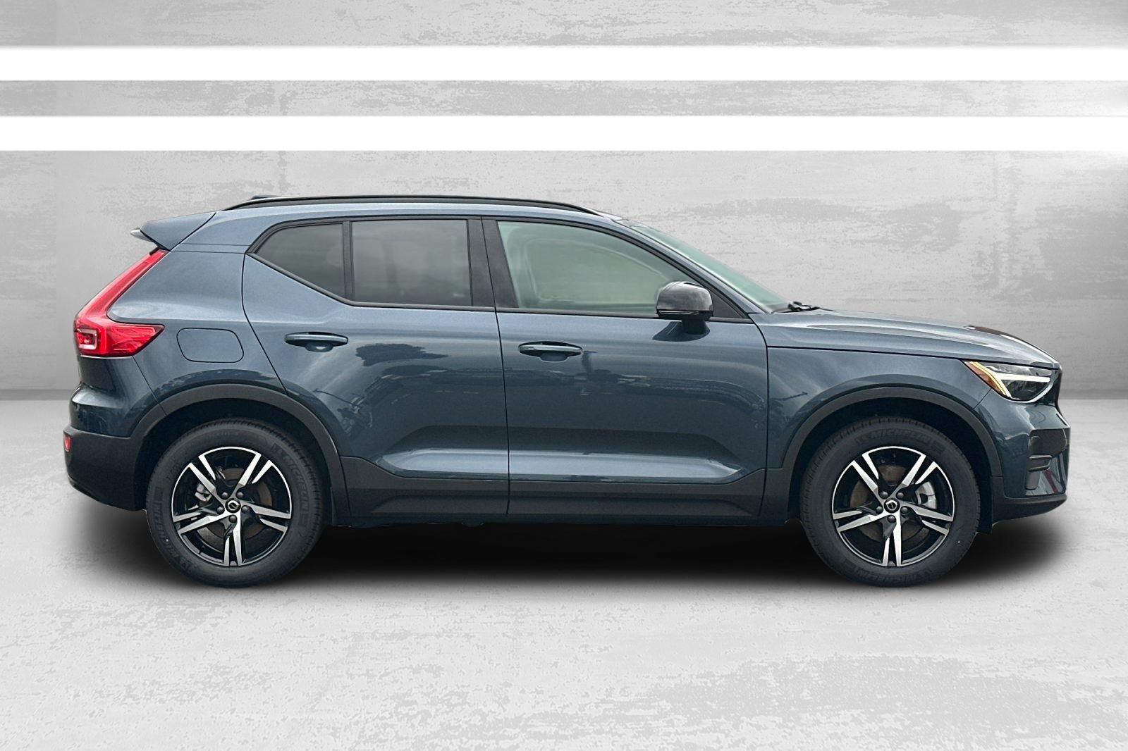 2026 Volvo XC40 Core - Photo 2