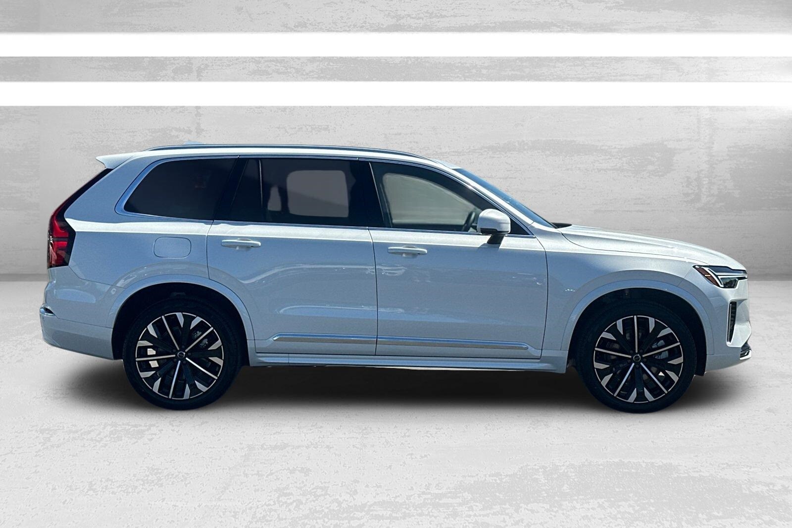 2025 Volvo XC90 T8 Core photo 2