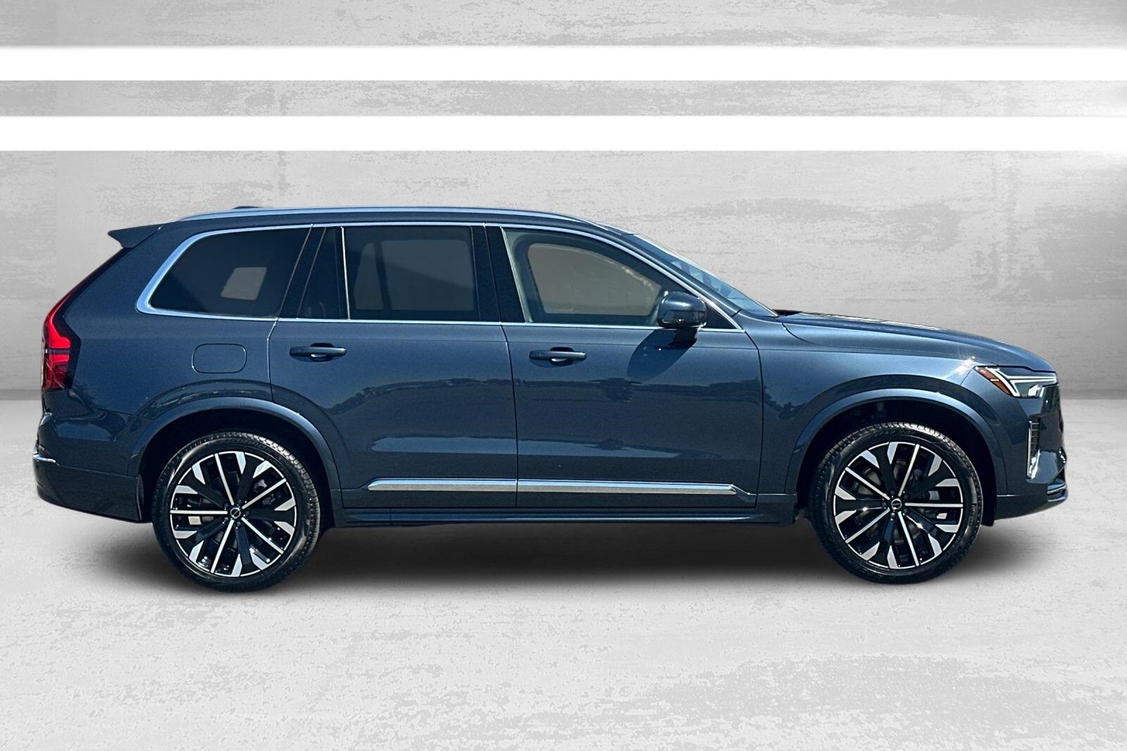 2026 Volvo XC90 B5 Core photo 2