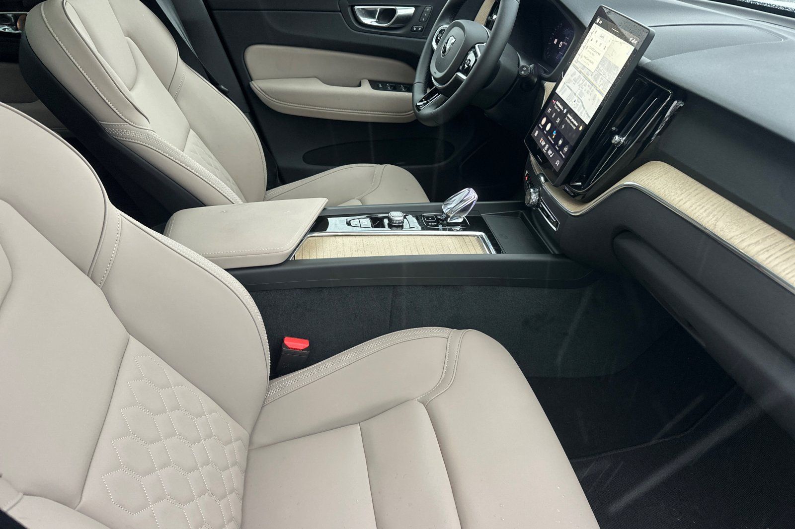 2026 Volvo XC60 Plus - Photo 14