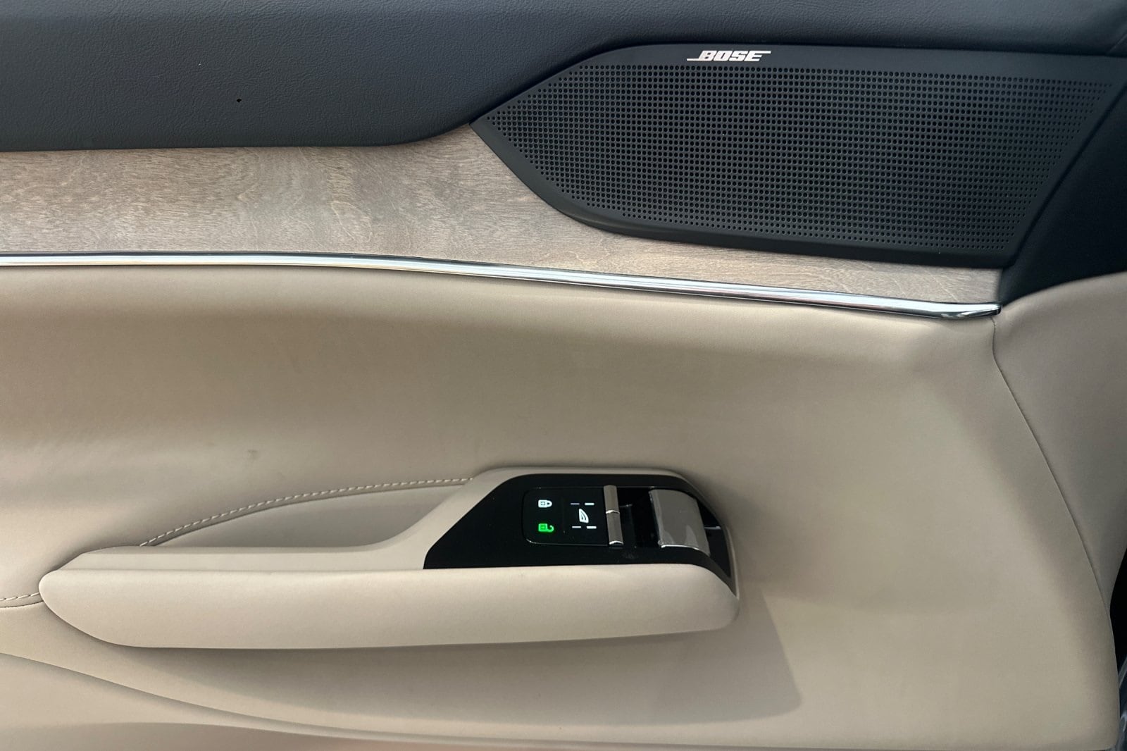 2025 Volvo EX90 Plus - Photo 8