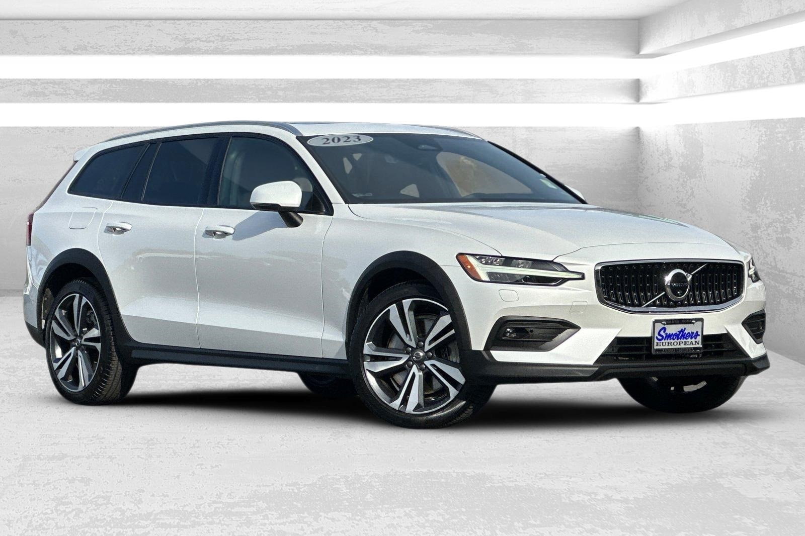 2023 Volvo V60 Cross Country Plus's photo