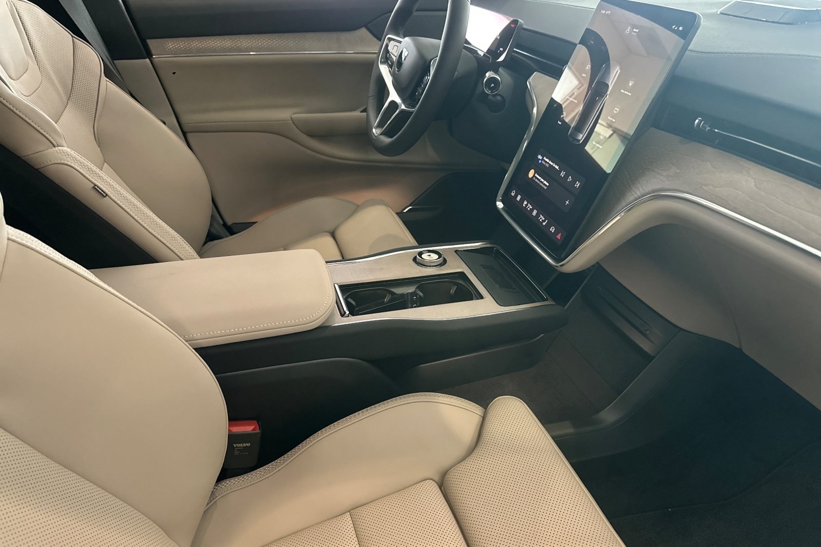 2025 Volvo EX90 Plus - Photo 13