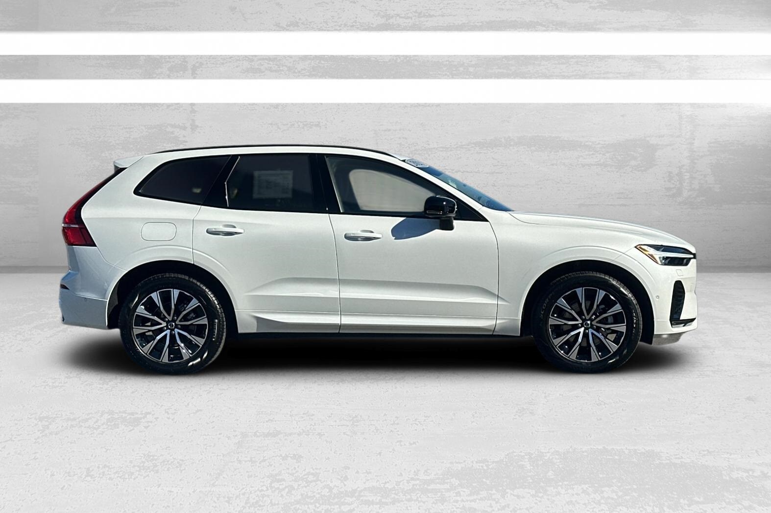 2025 Volvo XC60 B5 Plus photo 2