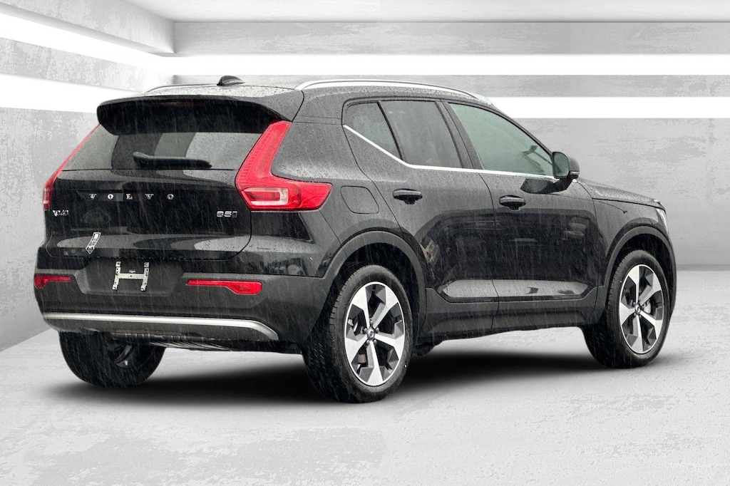 New 2025 Volvo XC40 B5 Plus Bright Theme SUV