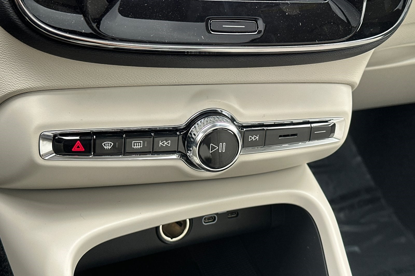 2026 Volvo XC40 Plus - Photo 21