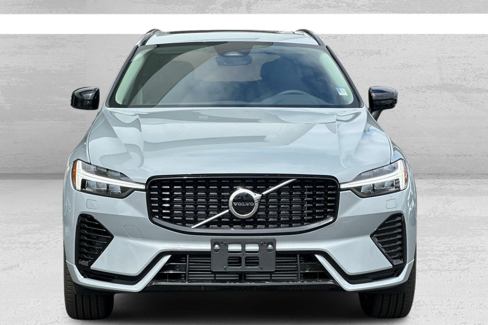 2025 Volvo XC60 Hybrid T8 Core eAWD photo 2