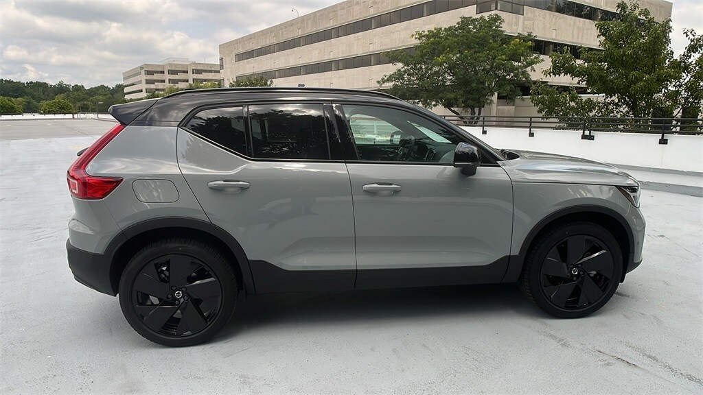 2026 Volvo XC40 photo 4
