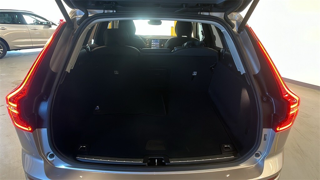 2025 Volvo XC60 B5 Plus photo 4
