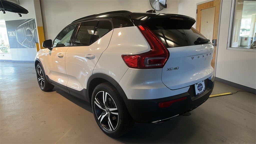 2019 Volvo XC40 R-Design photo 2