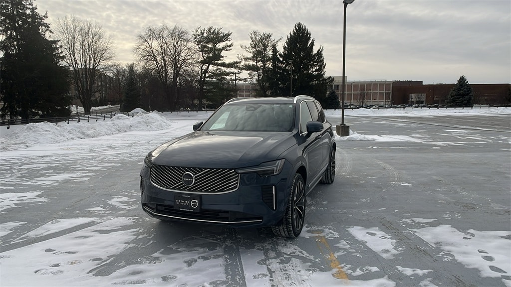 2025 Volvo XC90 Plus's photo