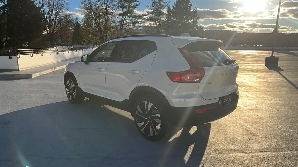 2025 Volvo XC40 Plus photo 4
