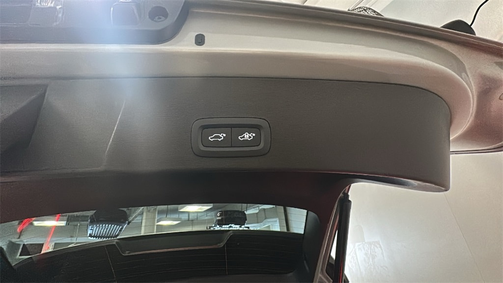 Certified 2025 Volvo XC40 B5 Core SUV