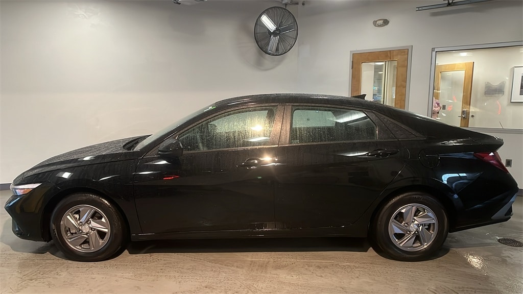 Used 2025 Hyundai Elantra SE Sedan