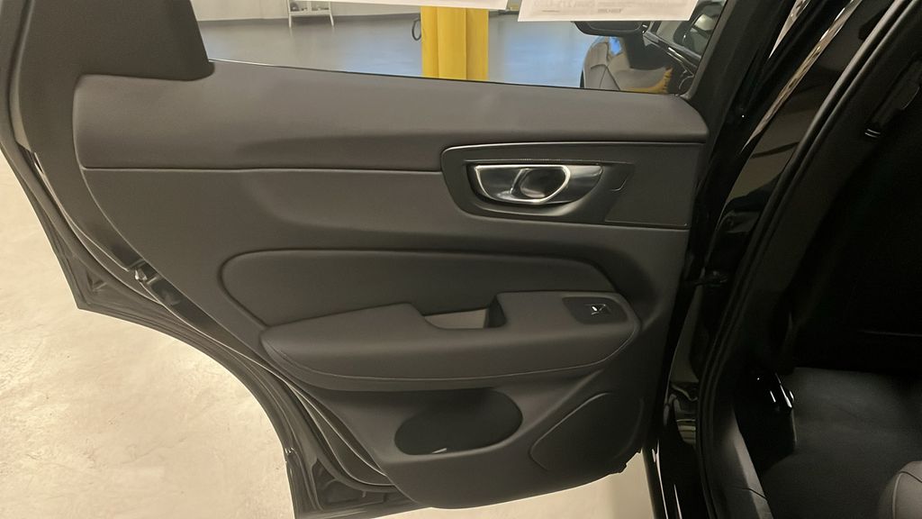2026 Volvo XC60 Plus - Photo 11