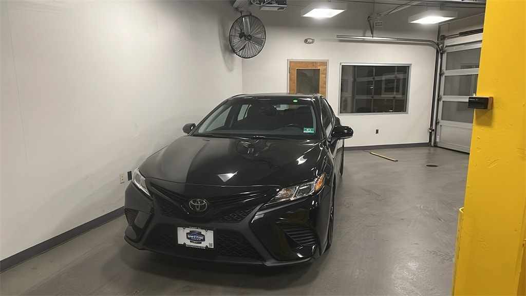 2018 Toyota Camry SE's photo