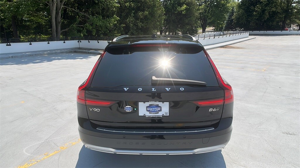 2025 Volvo V90 Cross Country B6 Plus photo 4