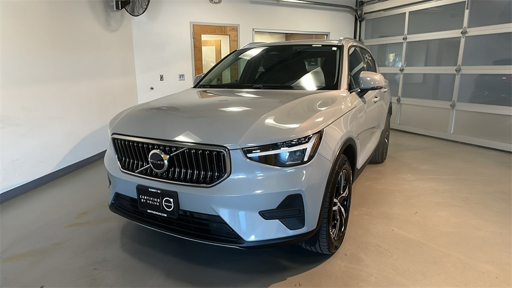 2025 Volvo XC40 Core's photo