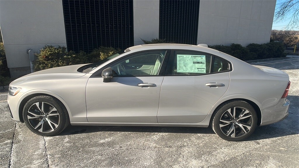 2025 Volvo S60 B5 Core photo 2