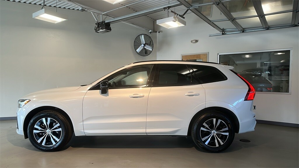 2025 Volvo XC60 B5 Core photo 2