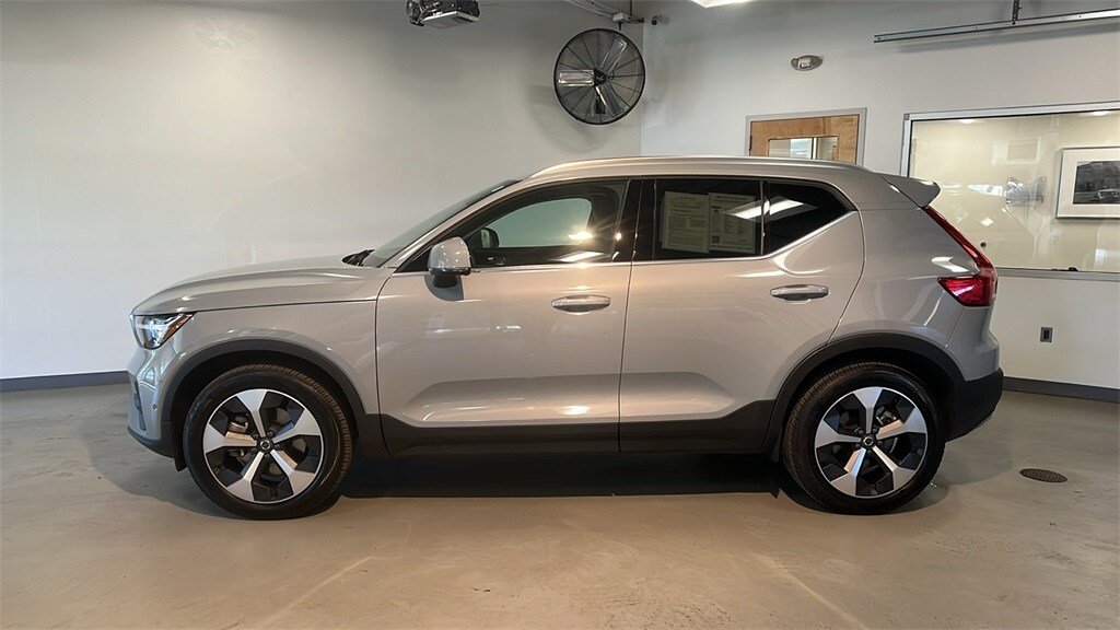 2025 Volvo XC40 Plus photo 2
