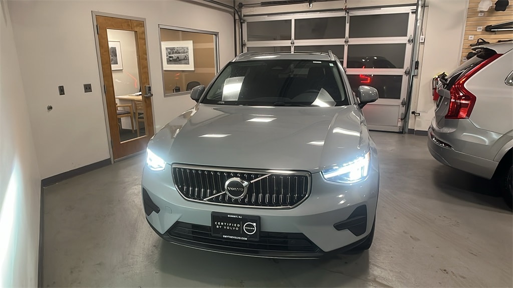 2025 Volvo XC40 Core's photo