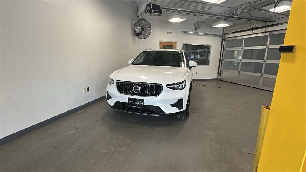 Certified 2025 Volvo XC40 B5 Core SUV