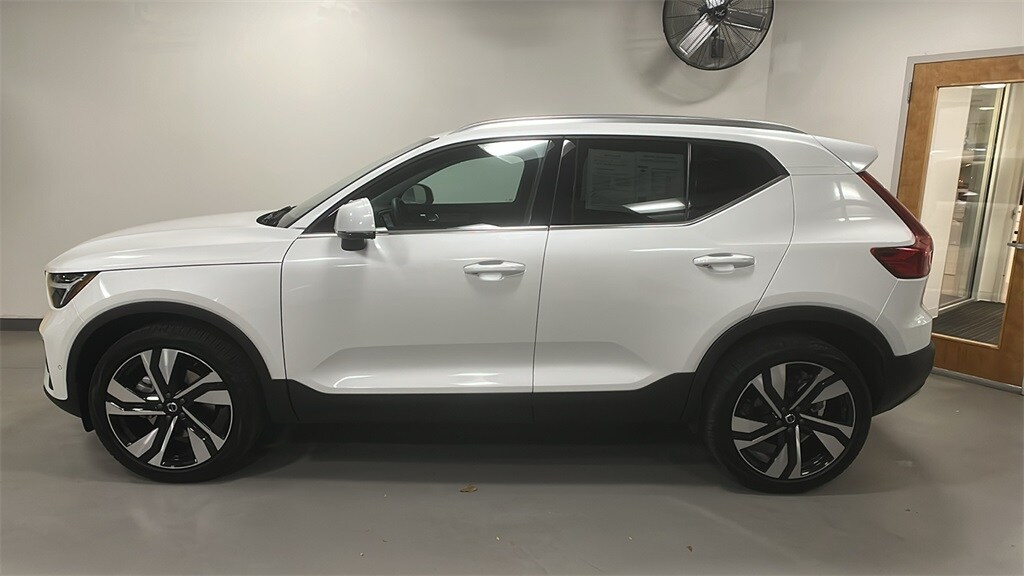 2025 Volvo XC40 Plus photo 2