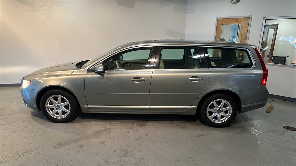 Used 2008 Volvo V70 3.2 with VIN YV1BW982781031490 for sale in Summit, NJ